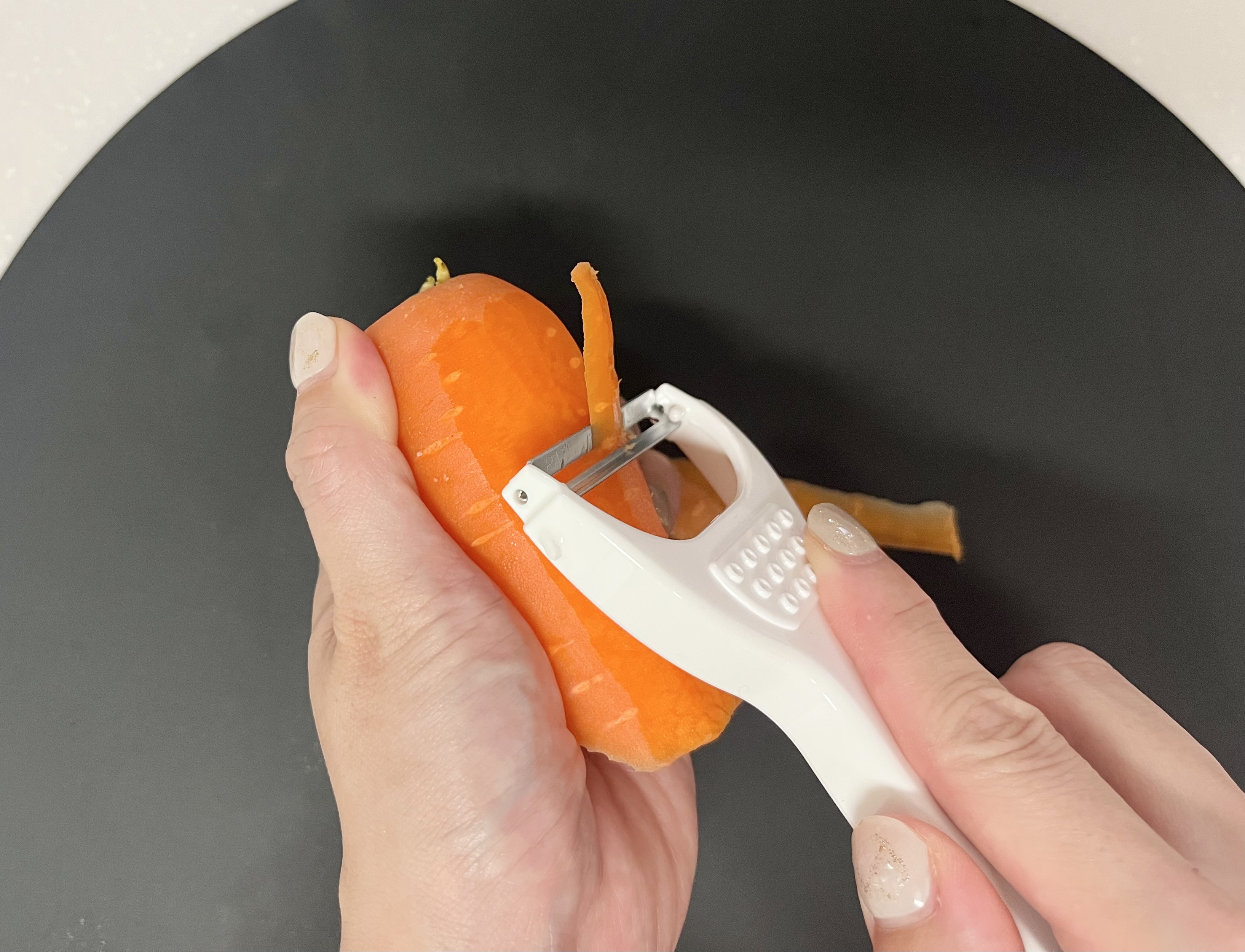 ダイソーの「多機能ピーラー(ホワイト)」の使用画像