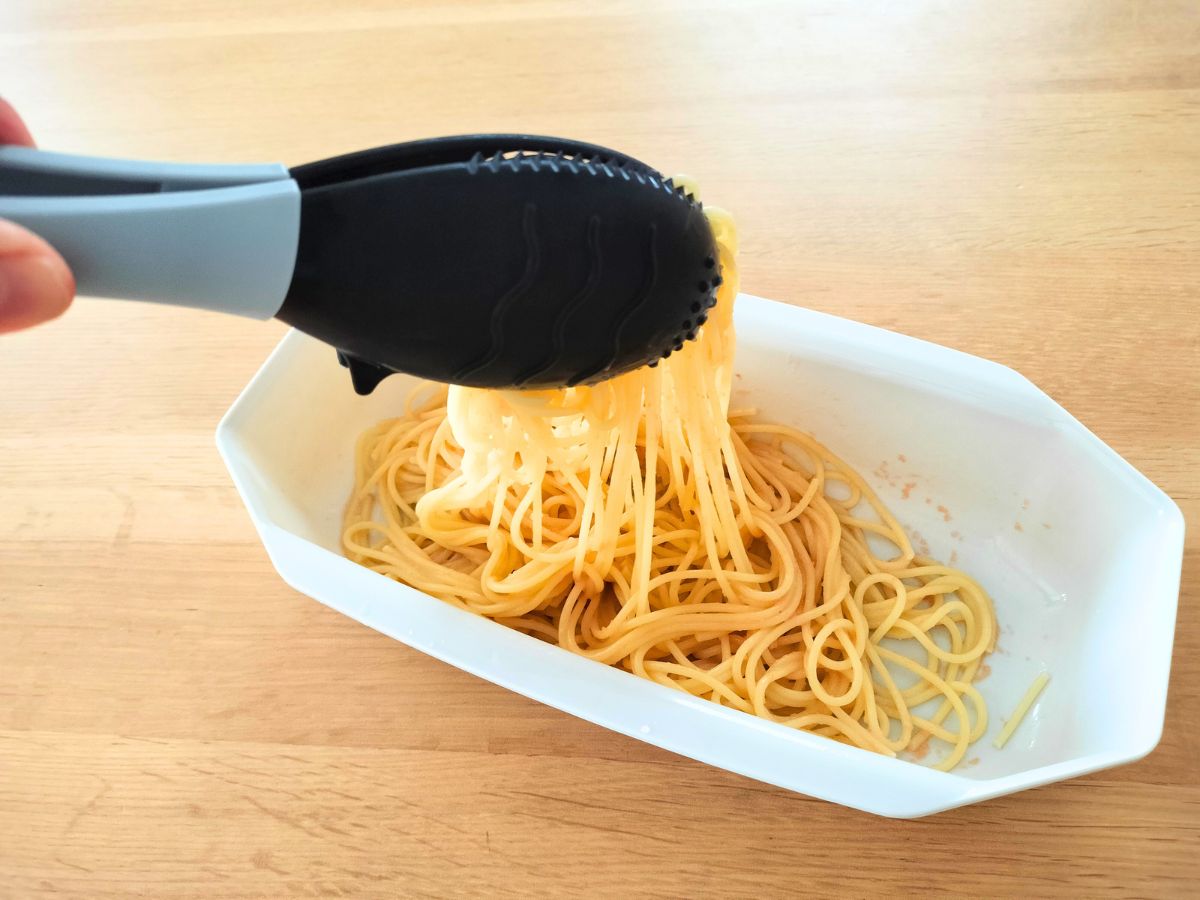 多機能トングでパスタを掴んだところ