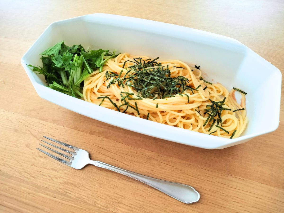 パスタメーカーをお皿として使っているところ