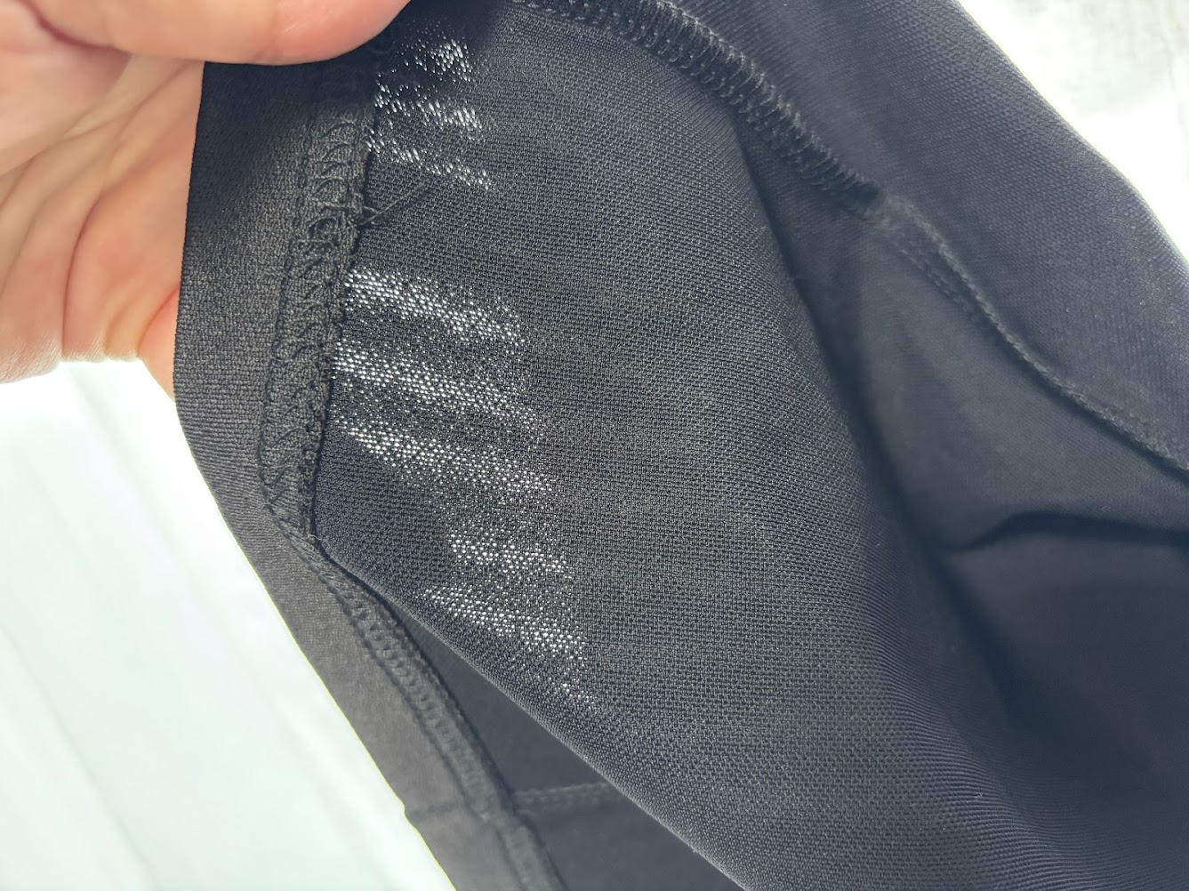 ブラックパンツの裏側メッシュの写真