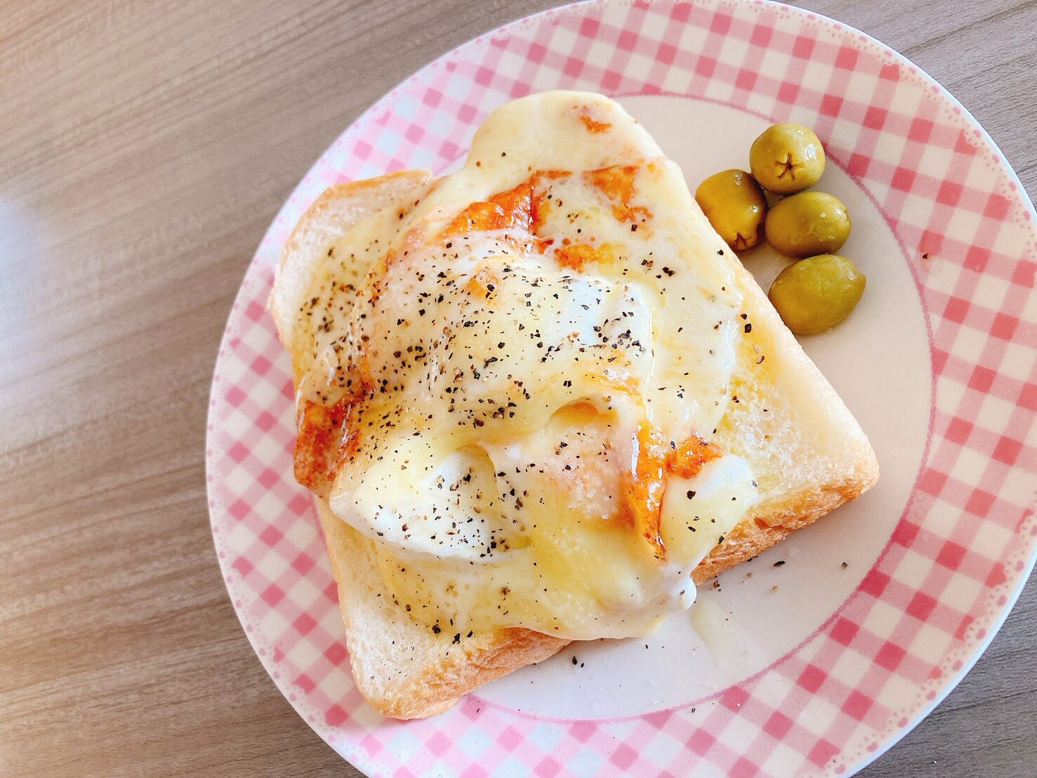 オリーブがのったはちみつチーズトースト