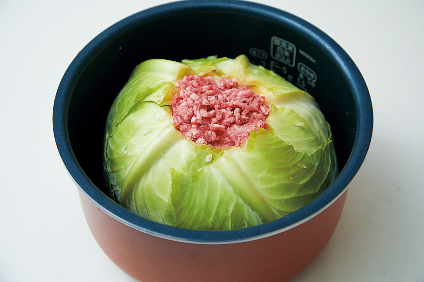 炊飯器にまるごとキャベツを入れた画像