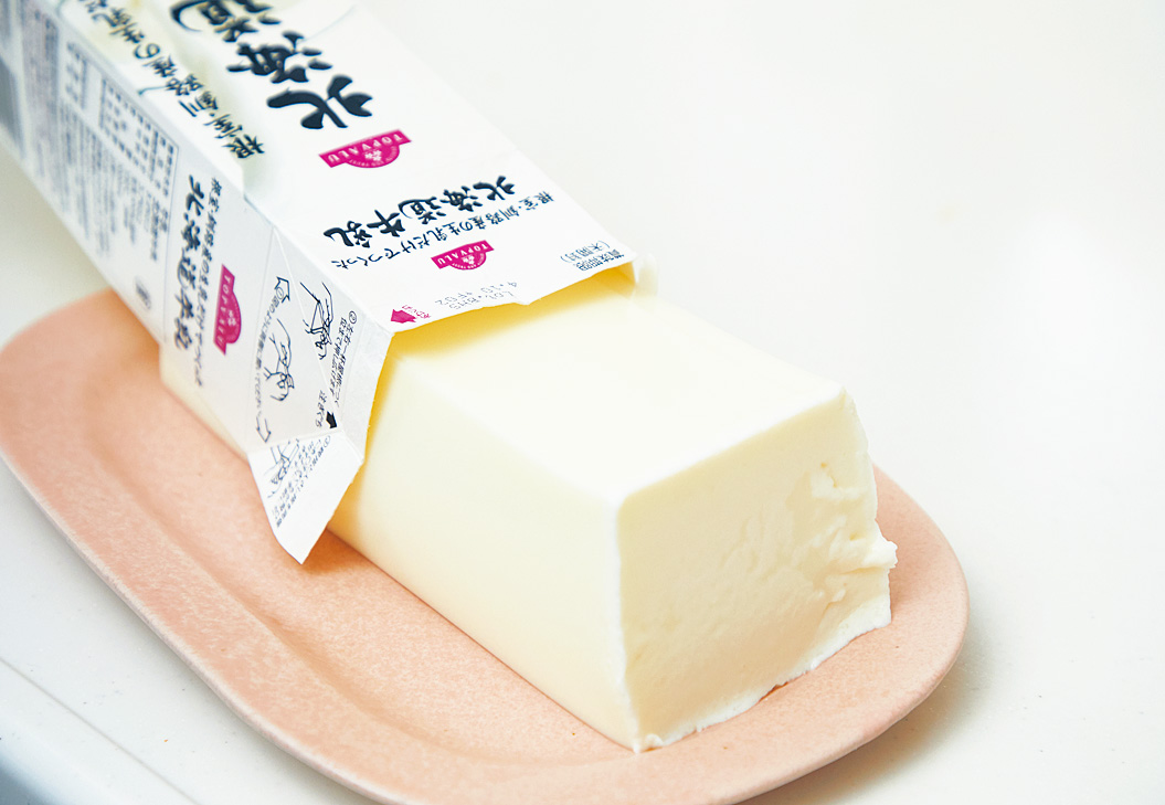牛乳パックからプリンを取り出している様子