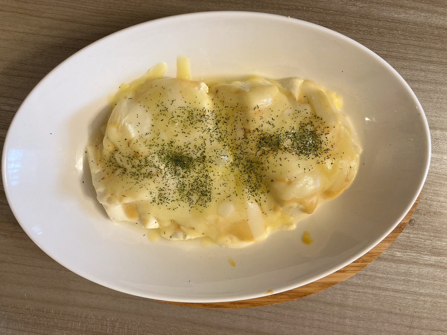 オーバル型の皿に入った豆腐グラタン
