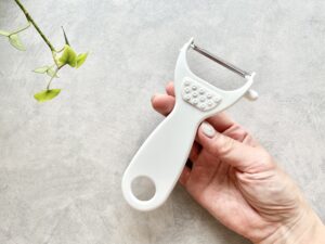 「たった1本で6役も⁉︎」「見つけたらすぐ買って！」110円とは思えないダイソーの多機能ピーラーの実力がスゴイ