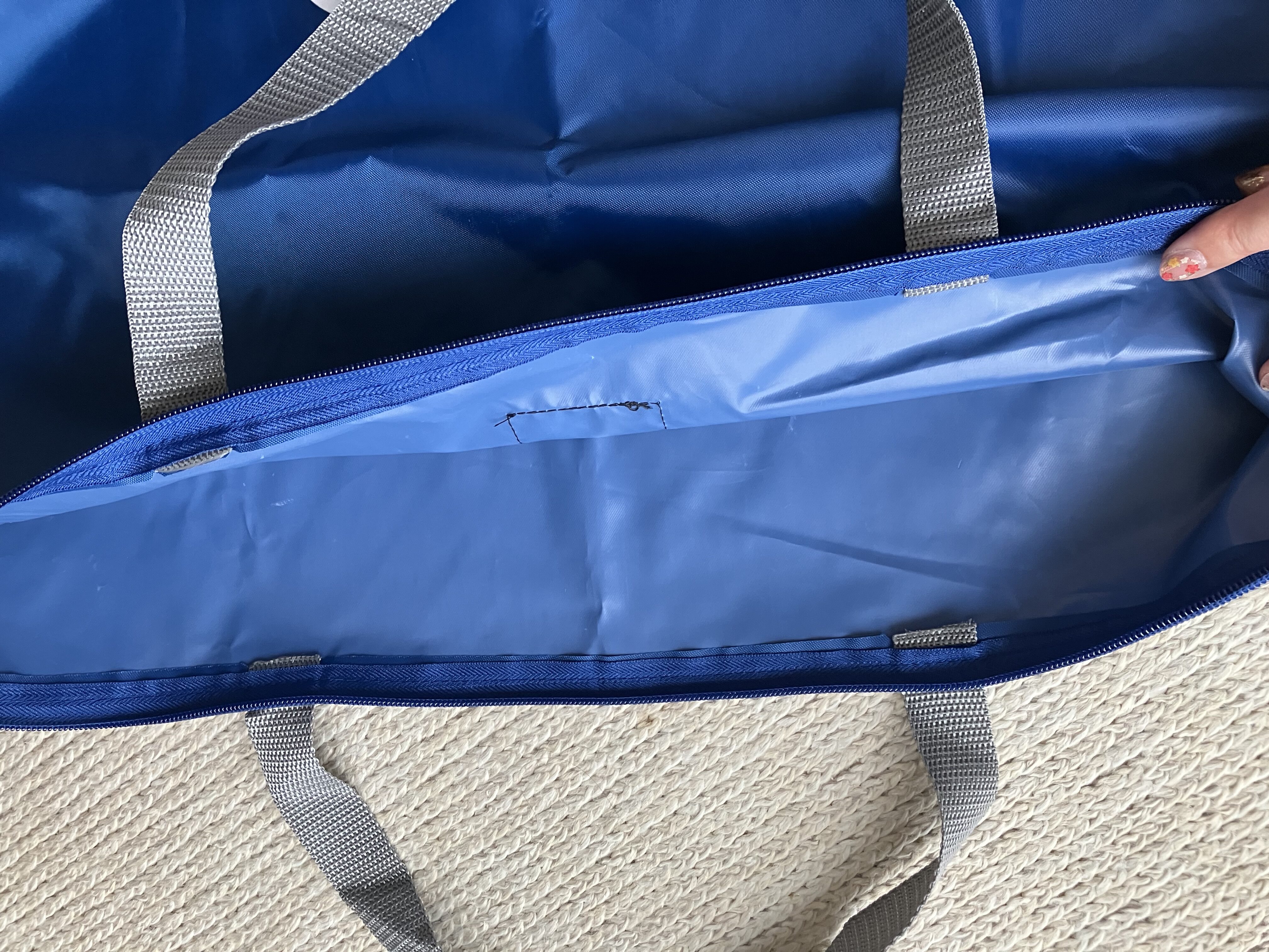 内側が防水加工でファスナー付きです