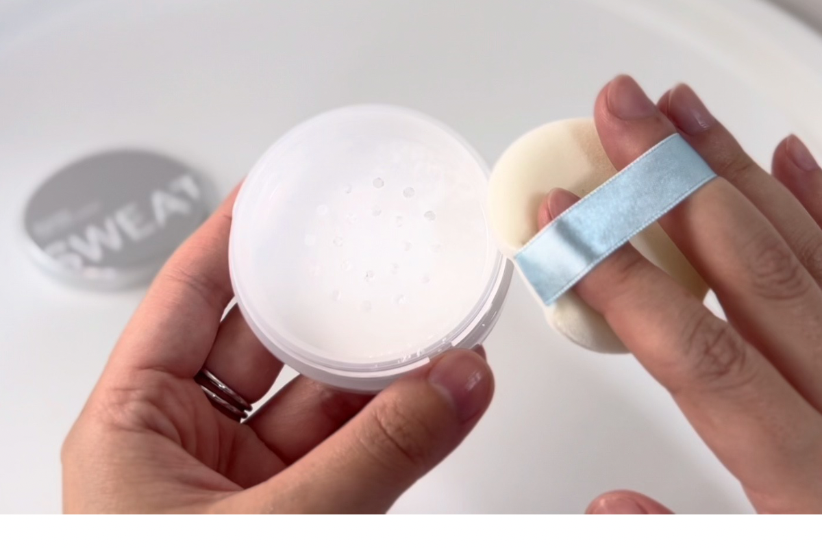 キスミー薬用制汗パウダーもう実際に蓋を開けて容器の中を見せる画像