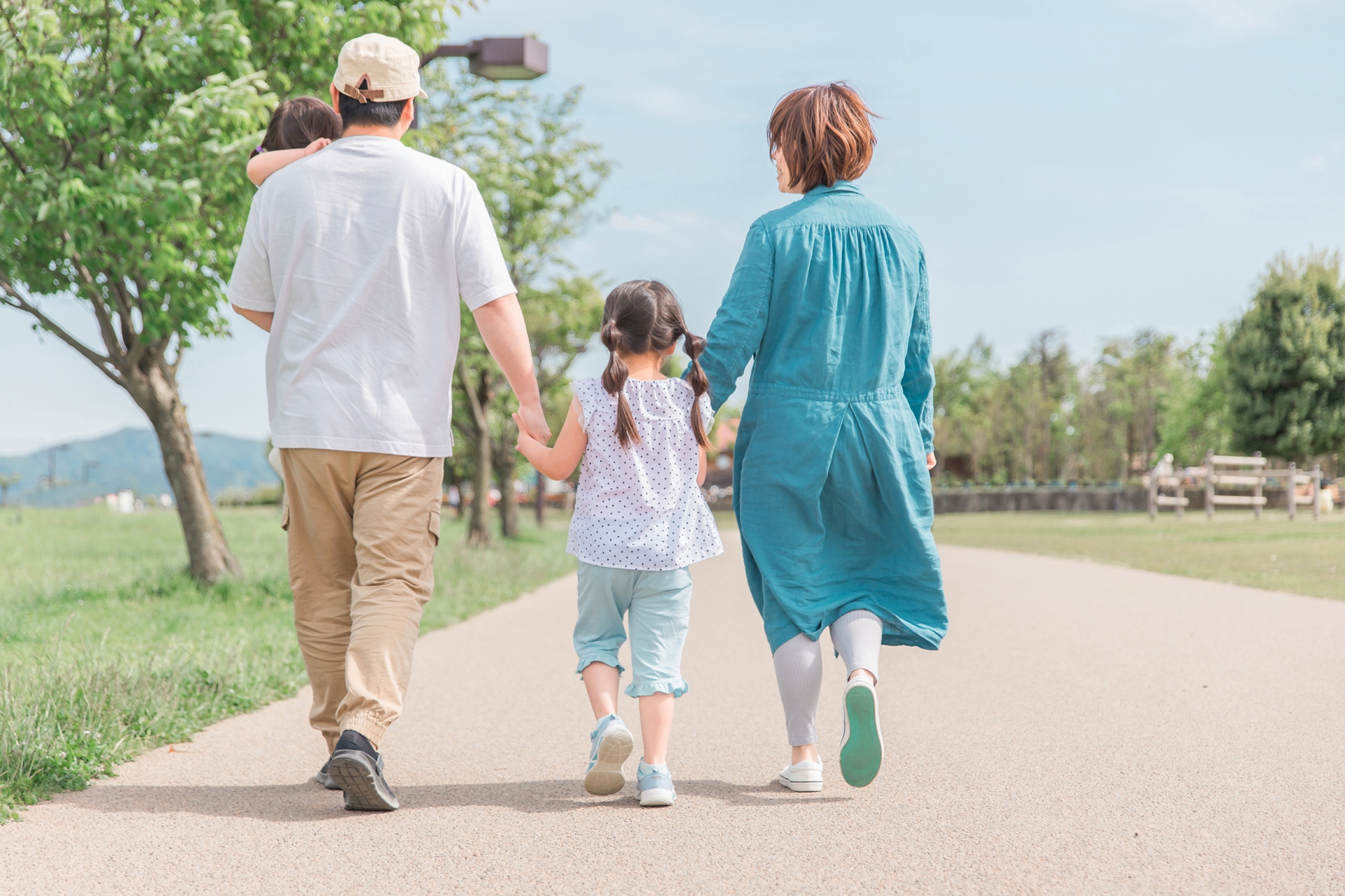 公園で過ごす家族の後ろ姿
