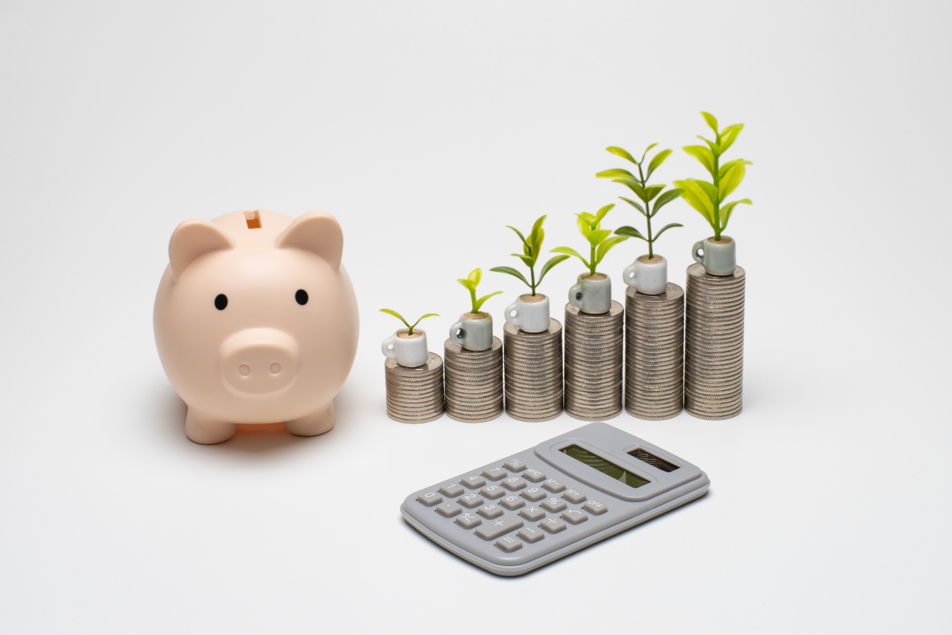 貯金箱と増えていく貯金のイメージ