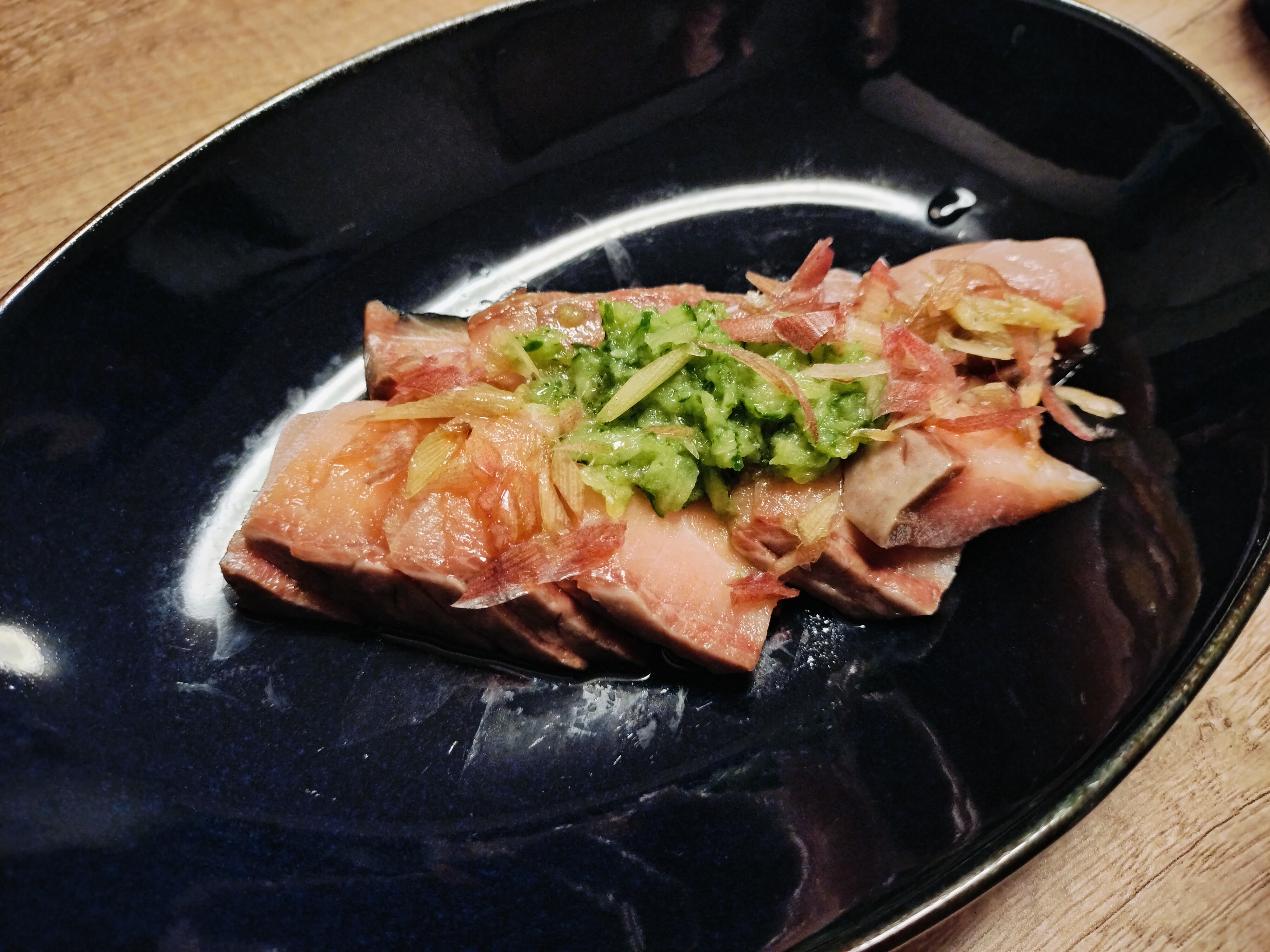 ぶりにきゅうりソースをのせたカルパッチョ風
