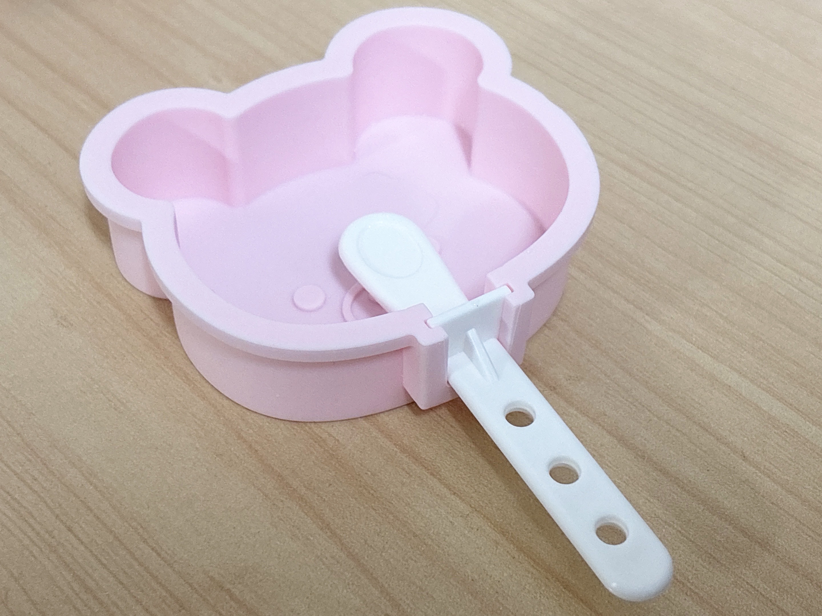 アイスキャンディーメーカーに棒を入れた画像