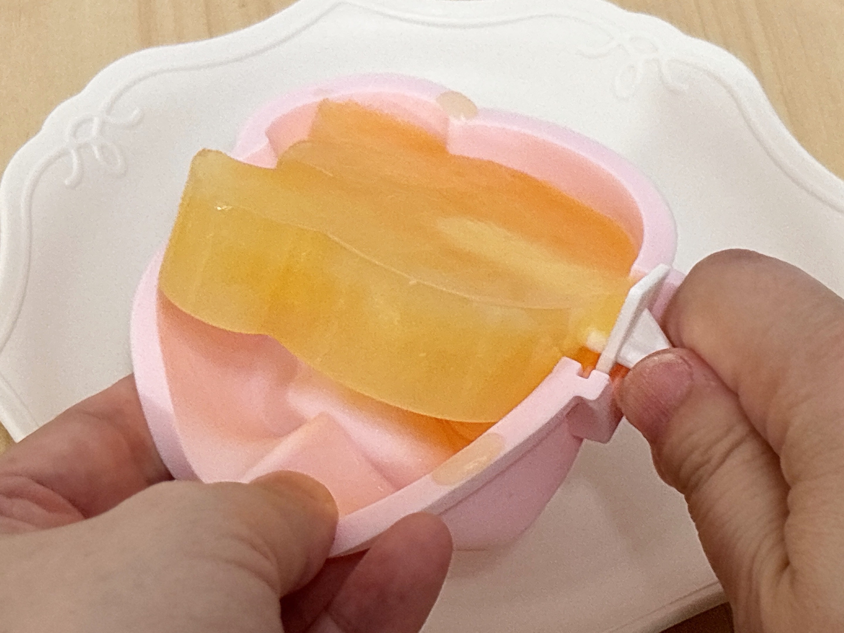 モールド から固まったアイスキャンディーを取り外す様子