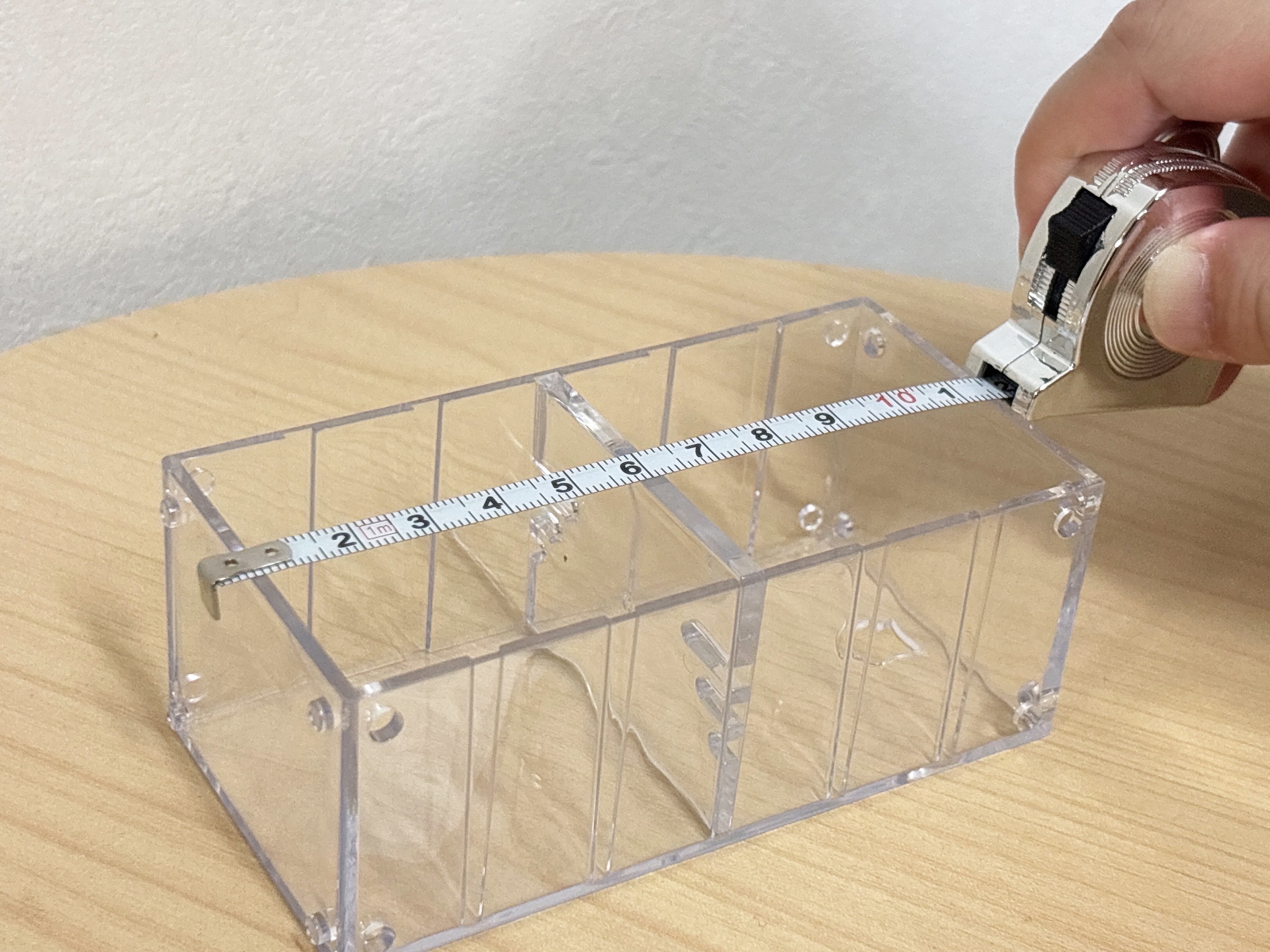 メジャーキーホルダーで測っている様子