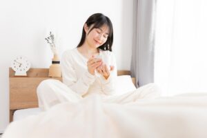 夜遅い食事の罪悪感にサヨナラ！お酒も夜食も我慢しない翌朝をラクにする工夫3つ