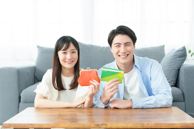 お財布を持った女性と、通帳を持った男性