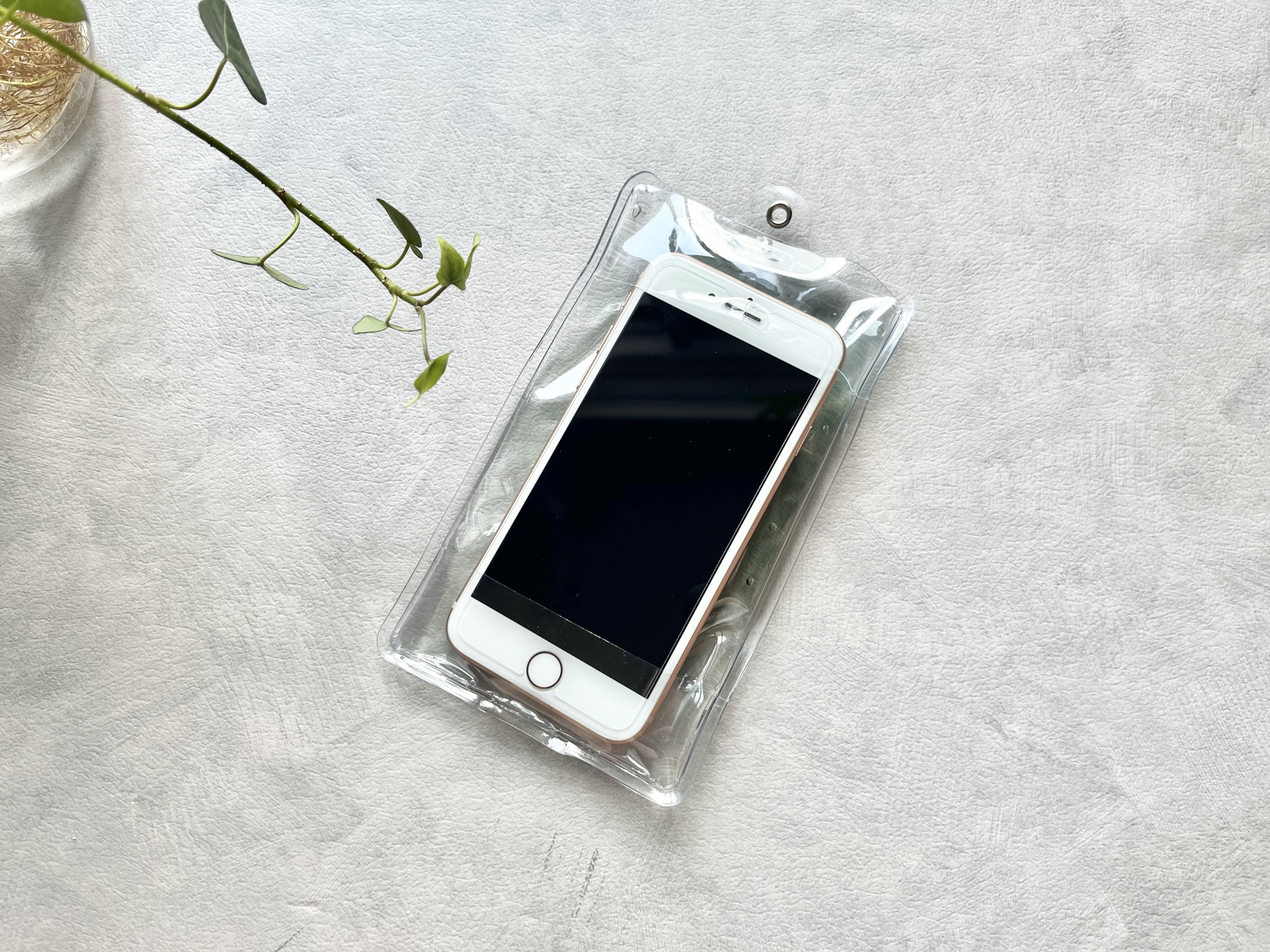 セリアの「スマホ用冷却ポーチ」の使用画像