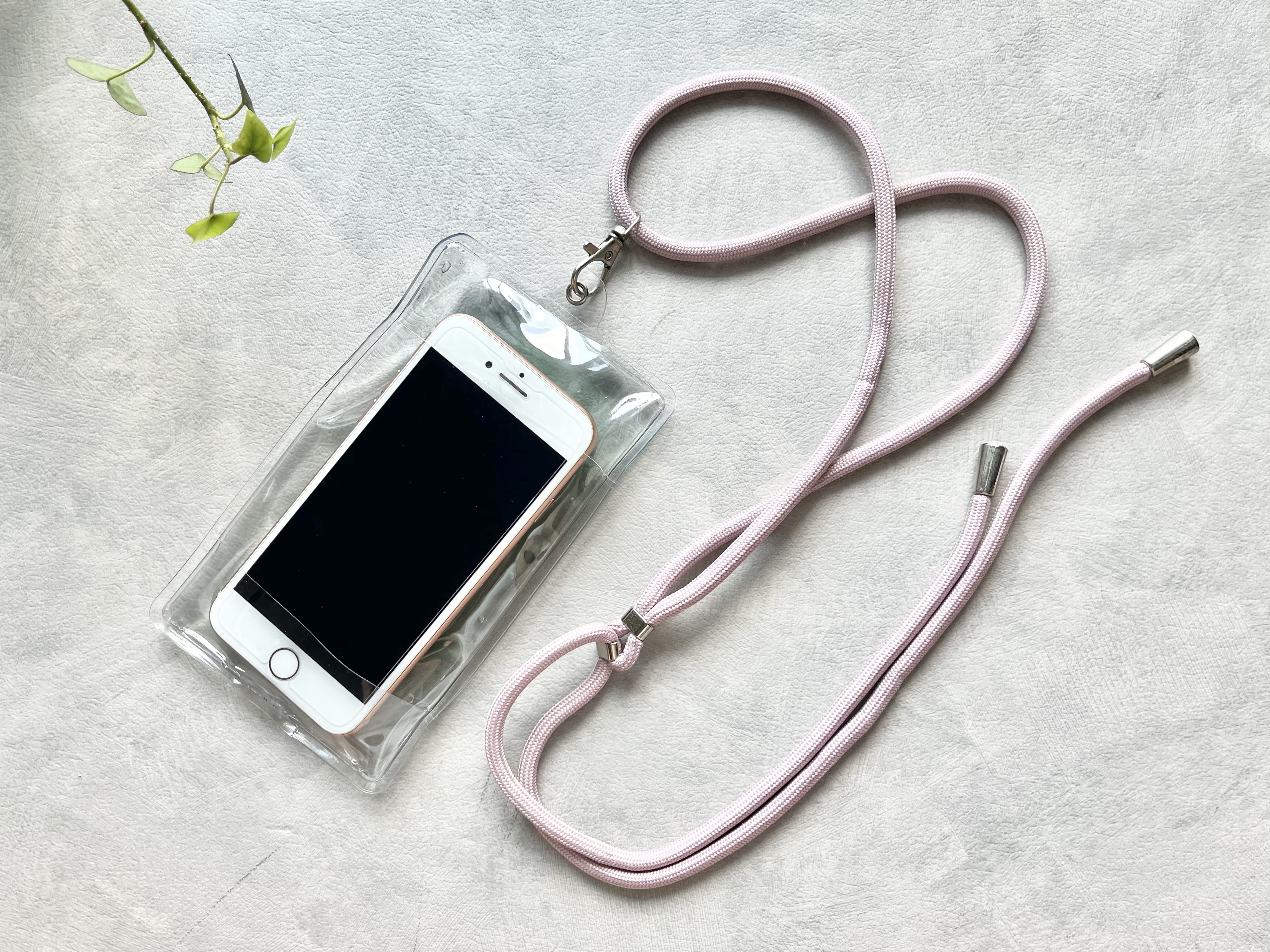セリアの「スマホ用冷却ポーチ」の使用画像