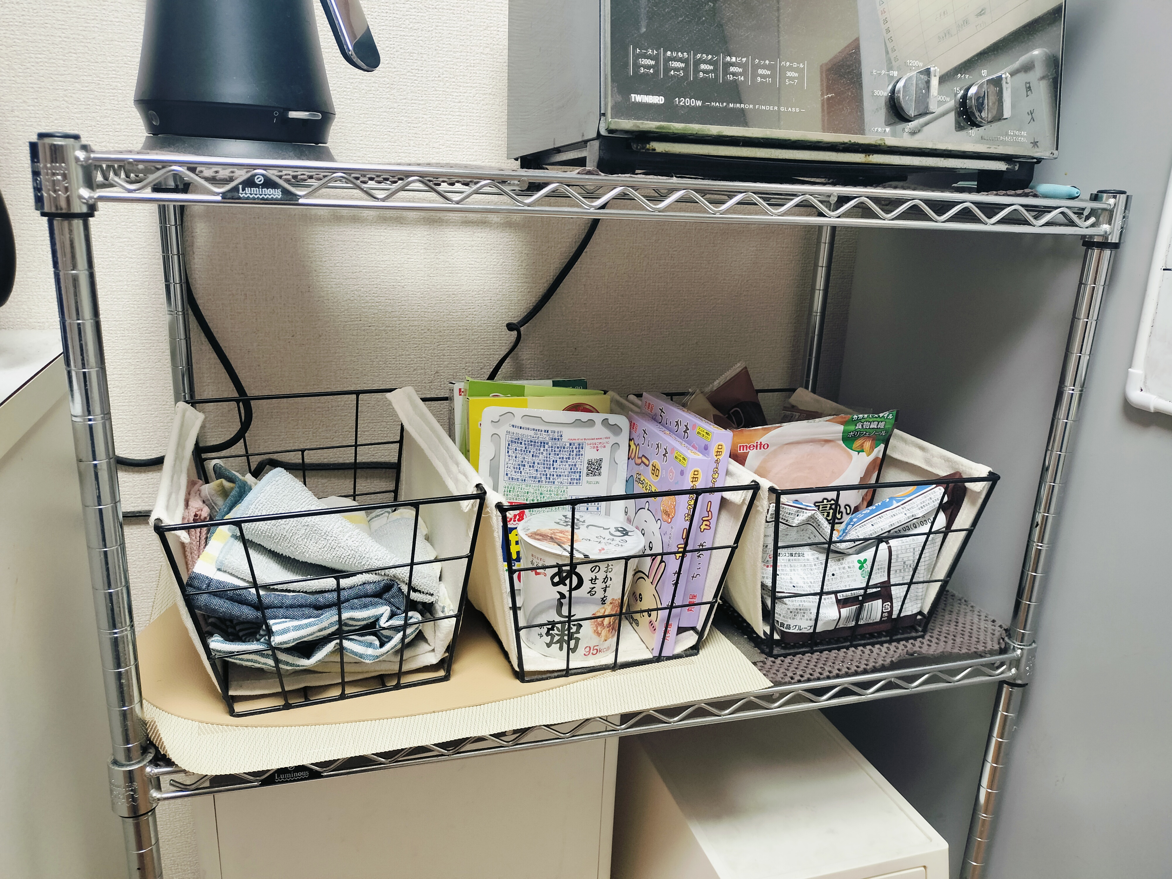 高すぎないラックに置いているカゴ