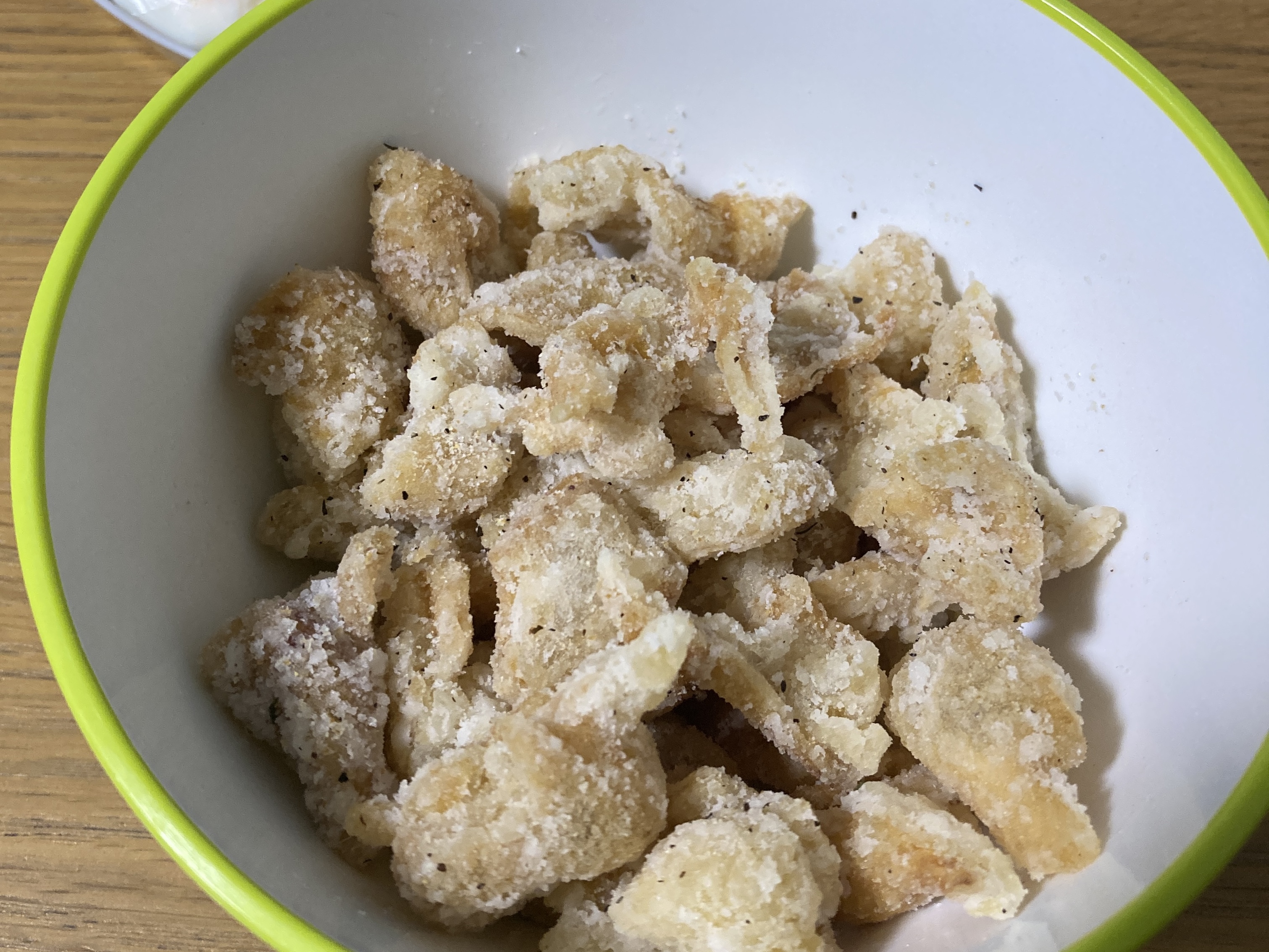 片栗粉をまぶして揚げた鶏皮