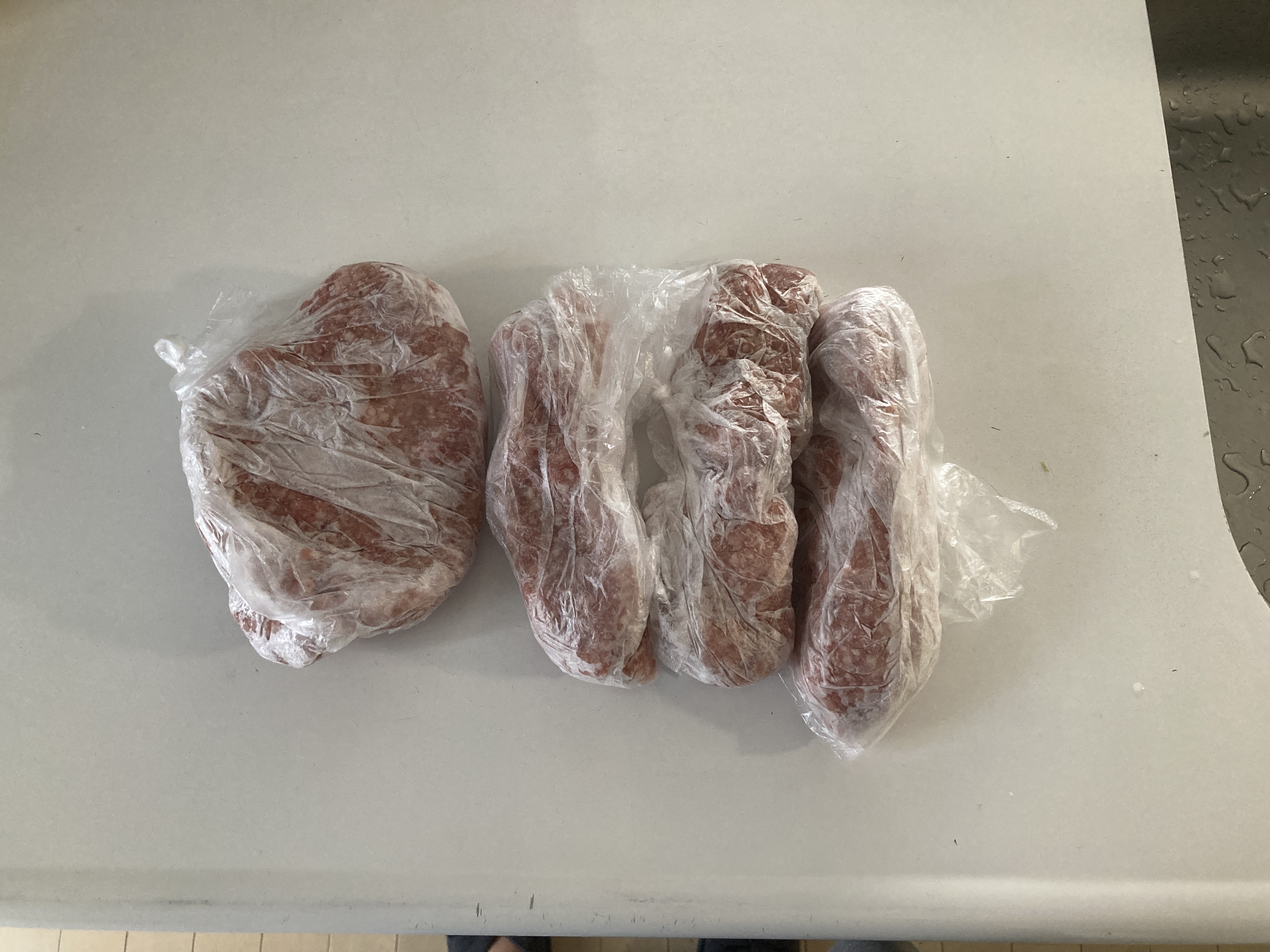 分量ごとに形を変えた豚ひき肉