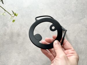「持ち歩きがラクラク！」セリアの輪っかみたいな謎グッズが想像以上に便利