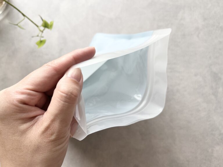 「保冷剤、持ち歩かなくていい！」ダイソーの“保冷剤付き保存袋”が暑い日に超便利