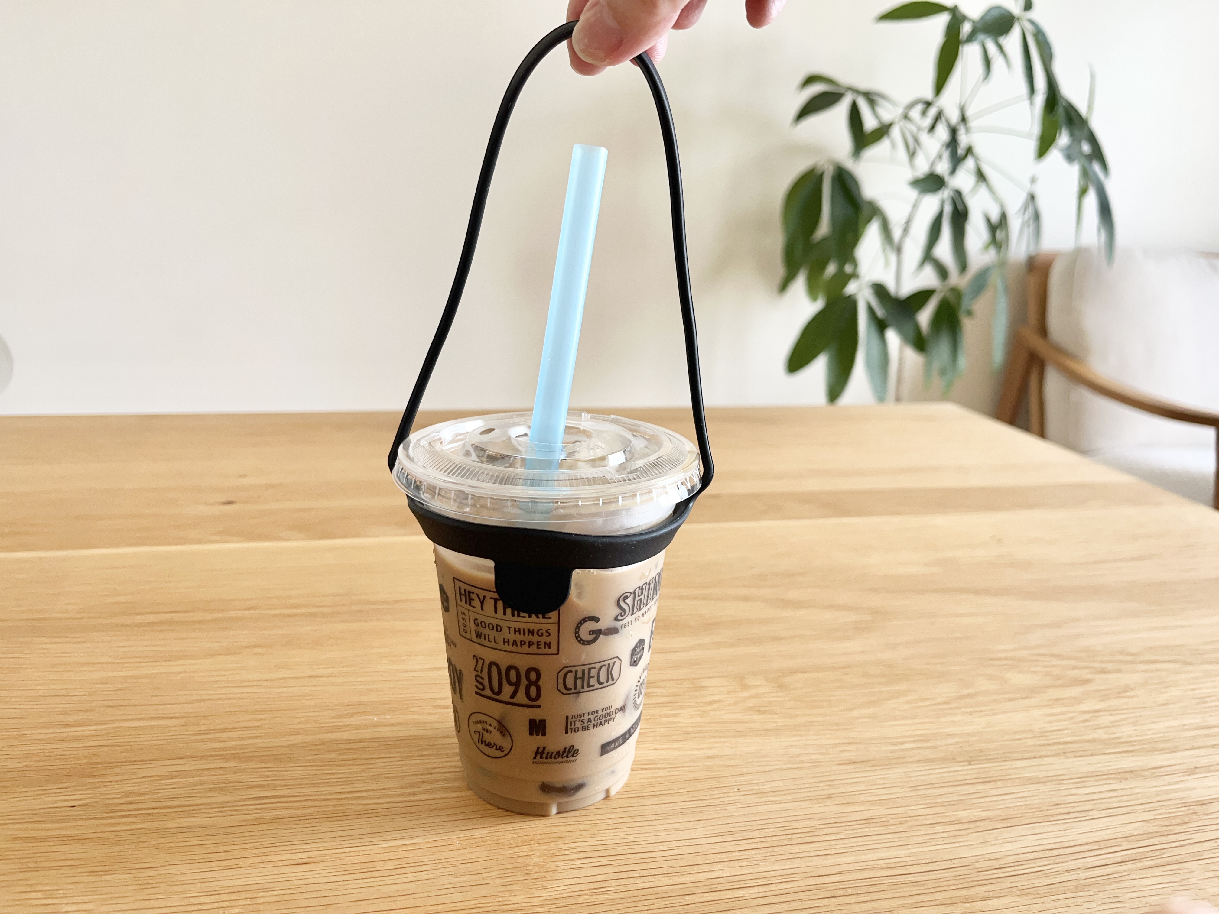 セリアの「テイクアウト用ドリンクカップホルダー」の使用画像