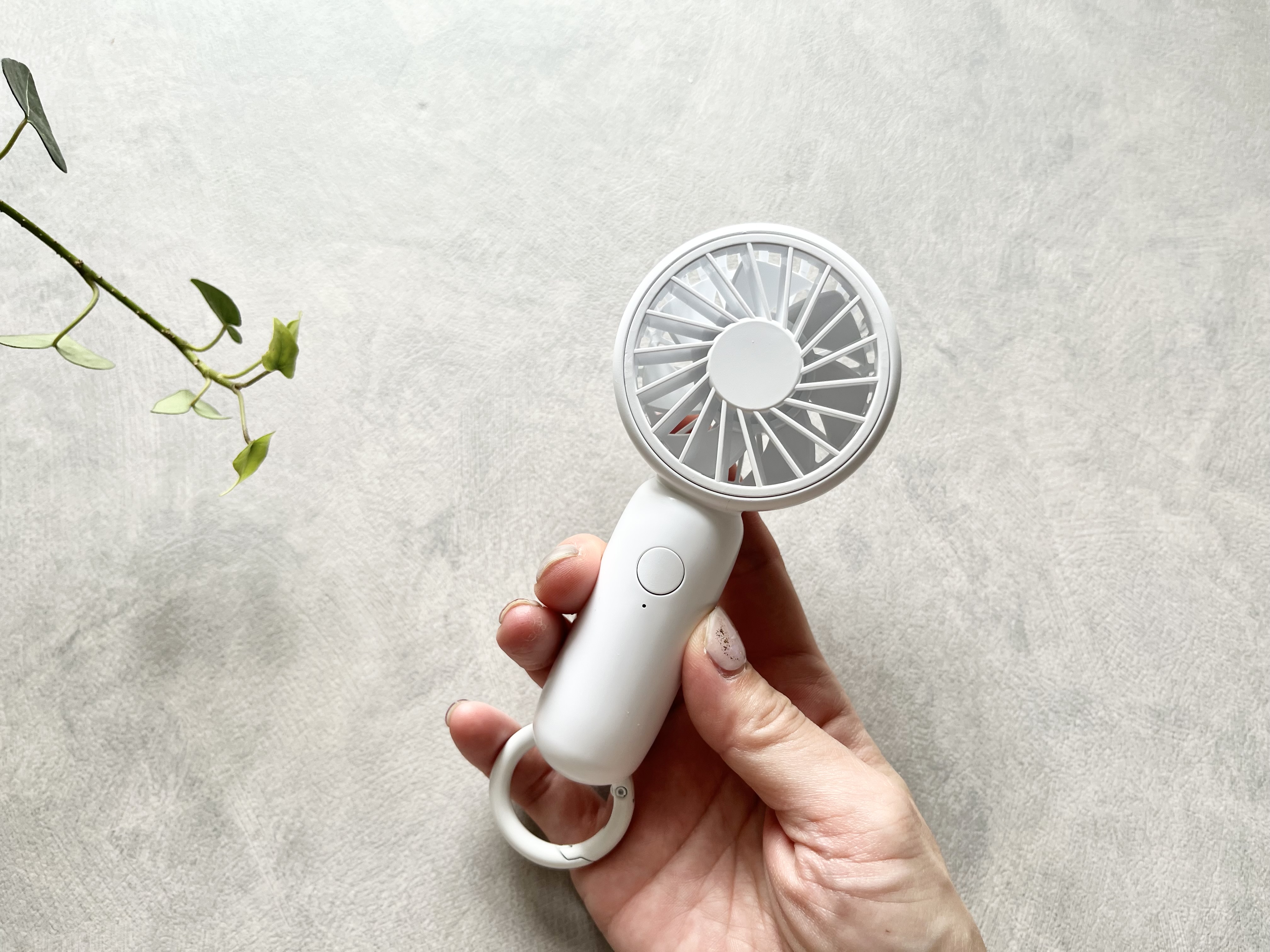 ダイソーの「ミニ扇風機(充電式、クリップスタンド付)」の商品画像