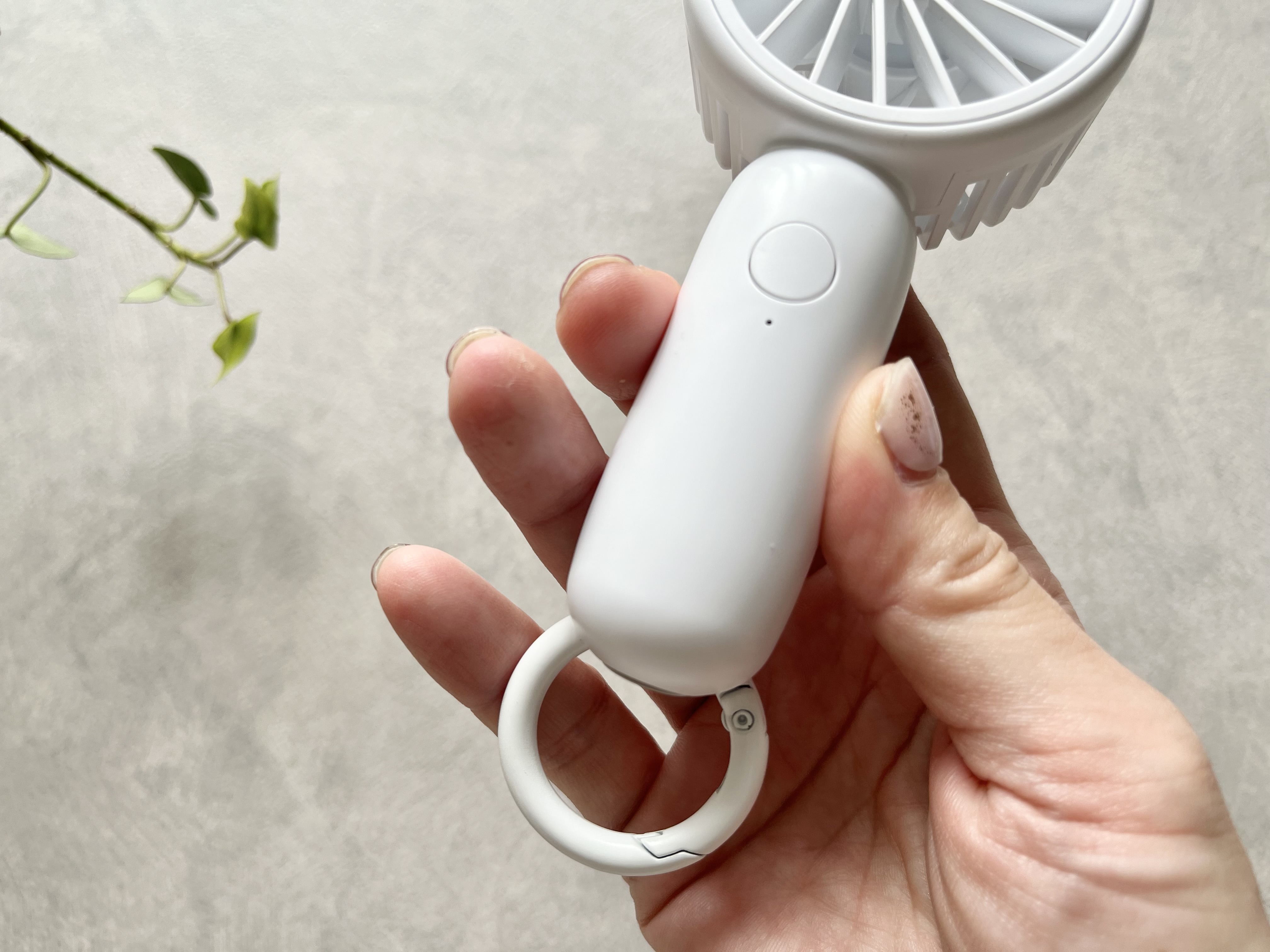 ダイソーの「ミニ扇風機(充電式、クリップスタンド付)」の商品画像