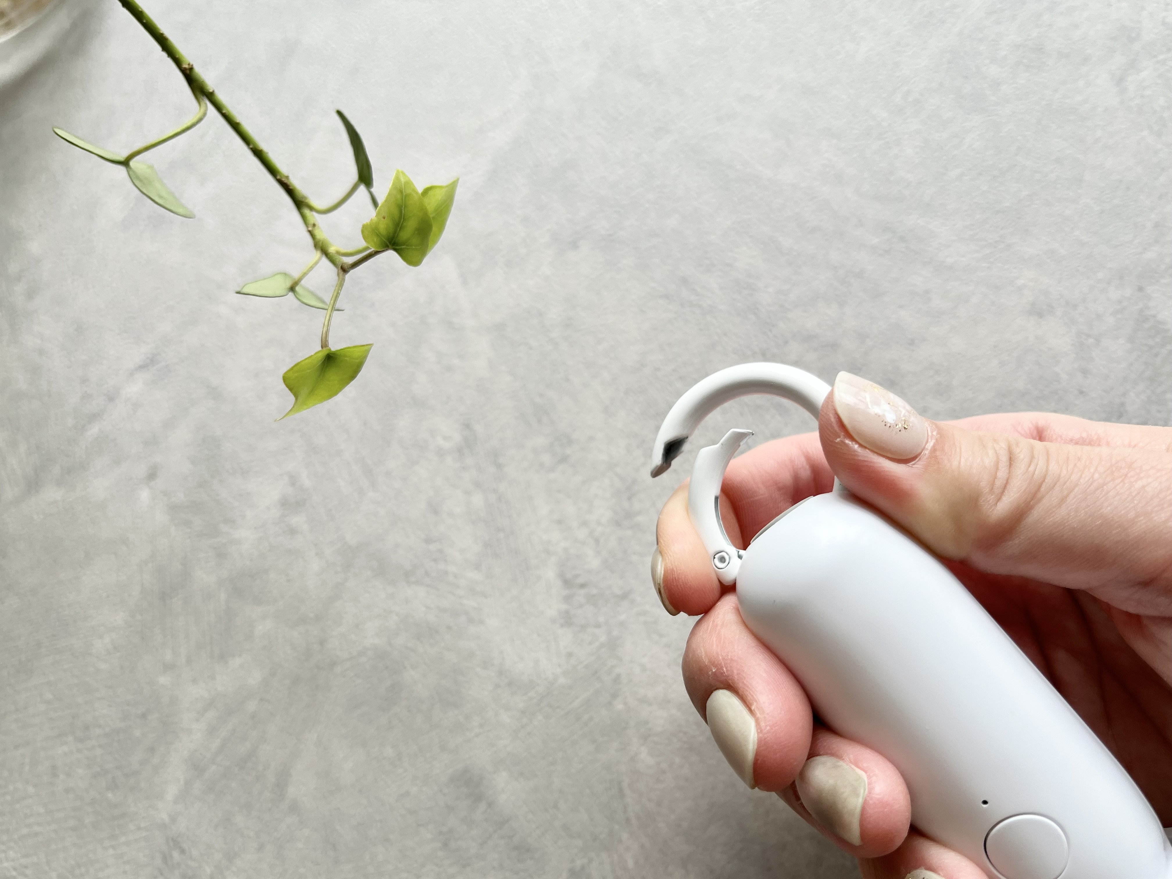 ダイソーの「ミニ扇風機(充電式、クリップスタンド付)」の商品画像