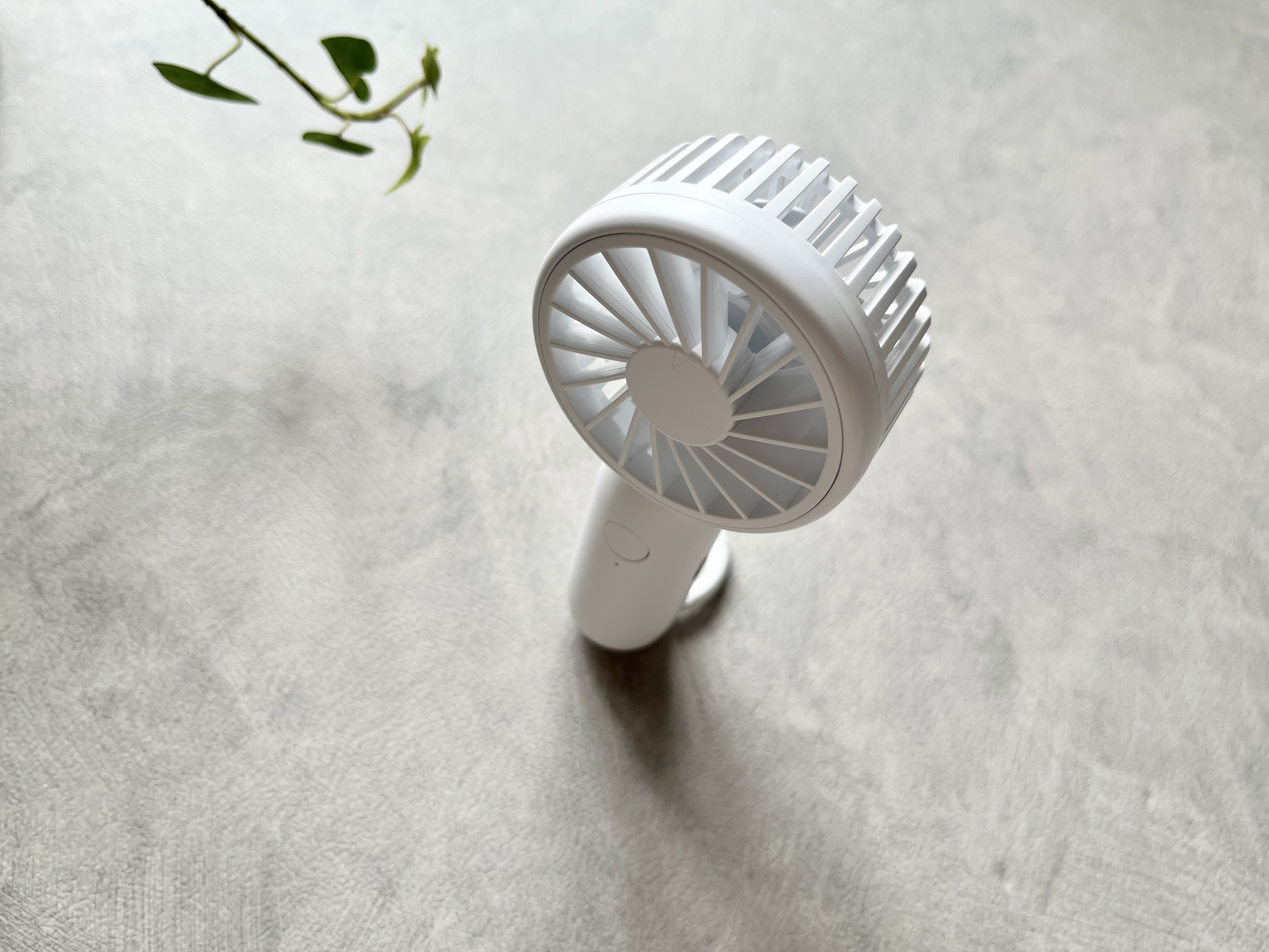 ダイソーの「ミニ扇風機(充電式、クリップスタンド付)」の使用画像