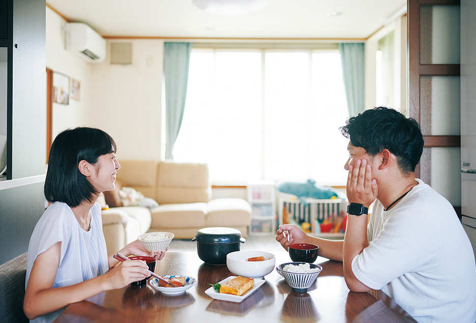 食卓を囲むすうさんご夫婦