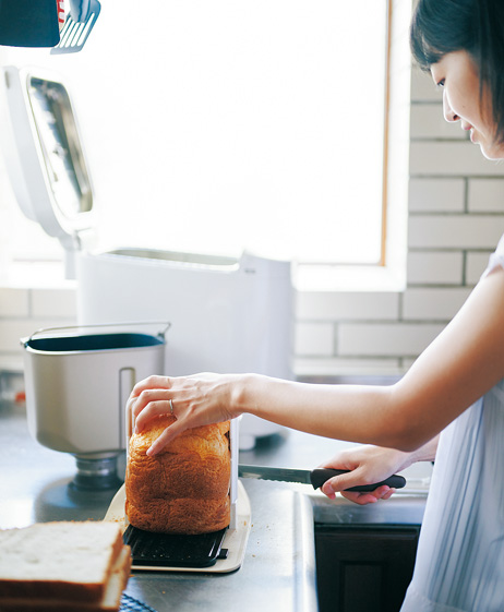 ホームベーカリーで焼いたパンをカットしているすうさん