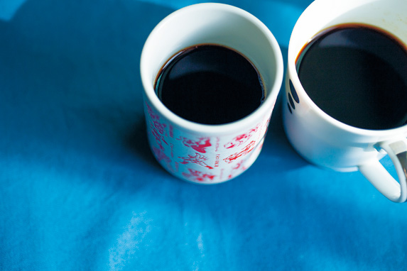 コーヒーが入ったマグカップ２つ