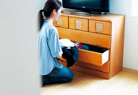洋服箪笥をチェックしている様子