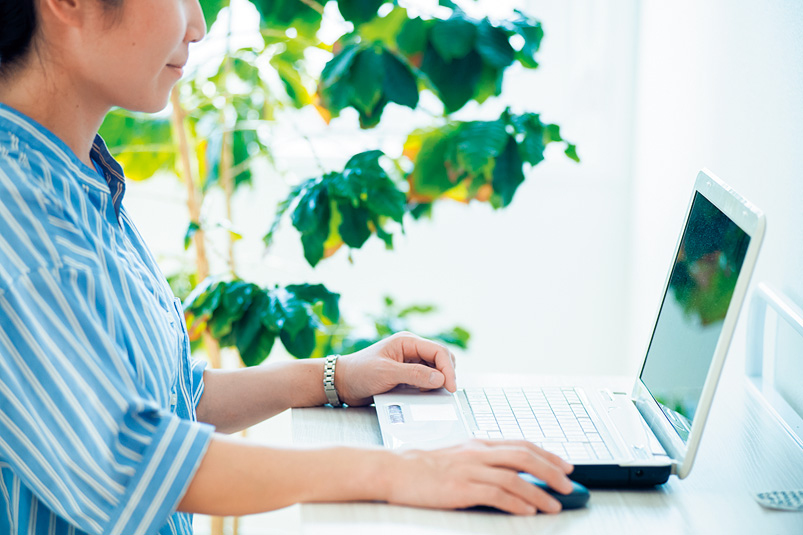 矢田さんがパソコンに向かっている様子