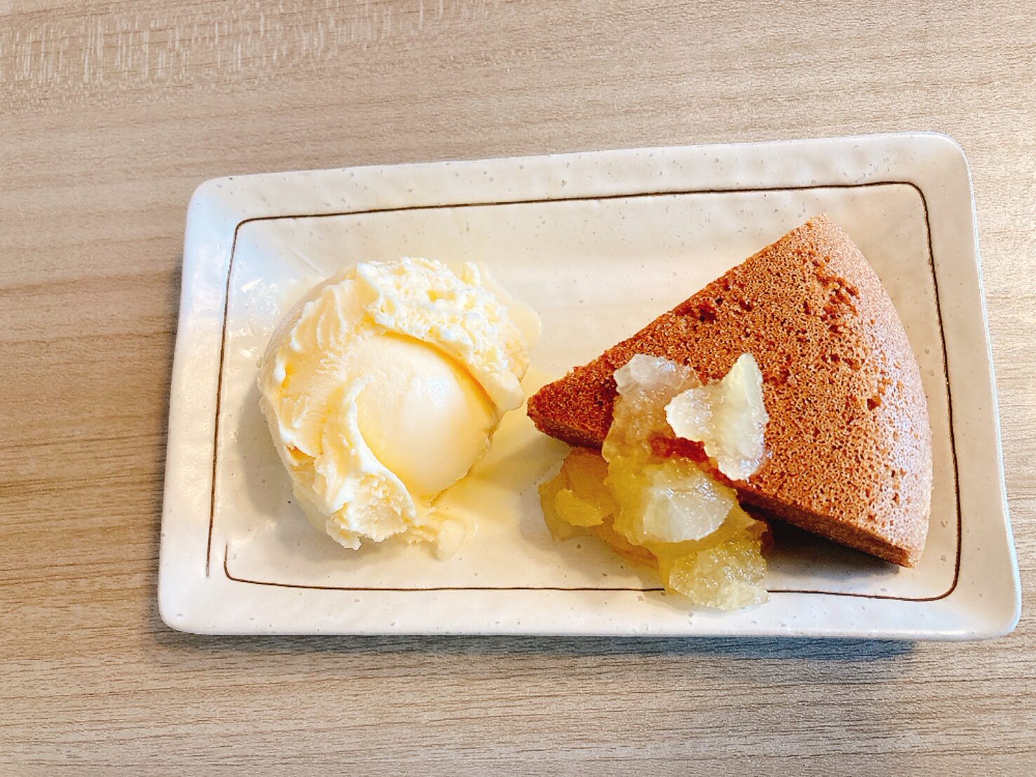 カットした炊飯器ケーキにりんごジャムとバニラアイスをのせた