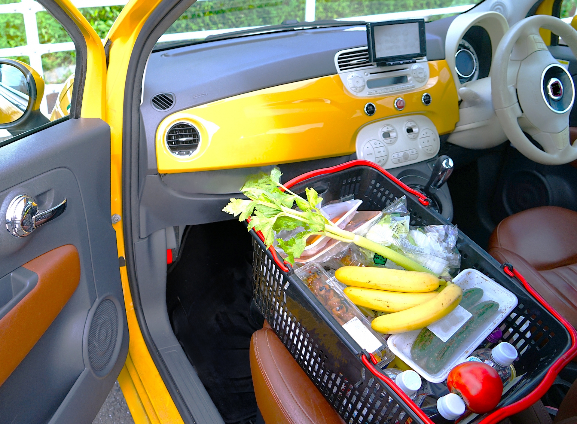 車の中の買い物かご