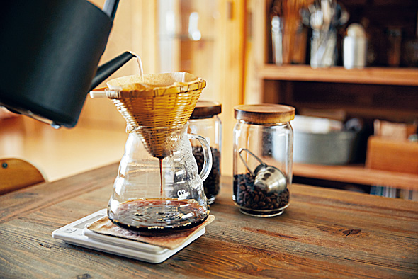 コーヒーを淹れている様子