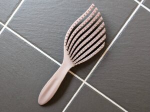 え、セリアで買えるの！？使い心地抜群でコスパ最強な「頭皮にフィットするヘアブラシ」