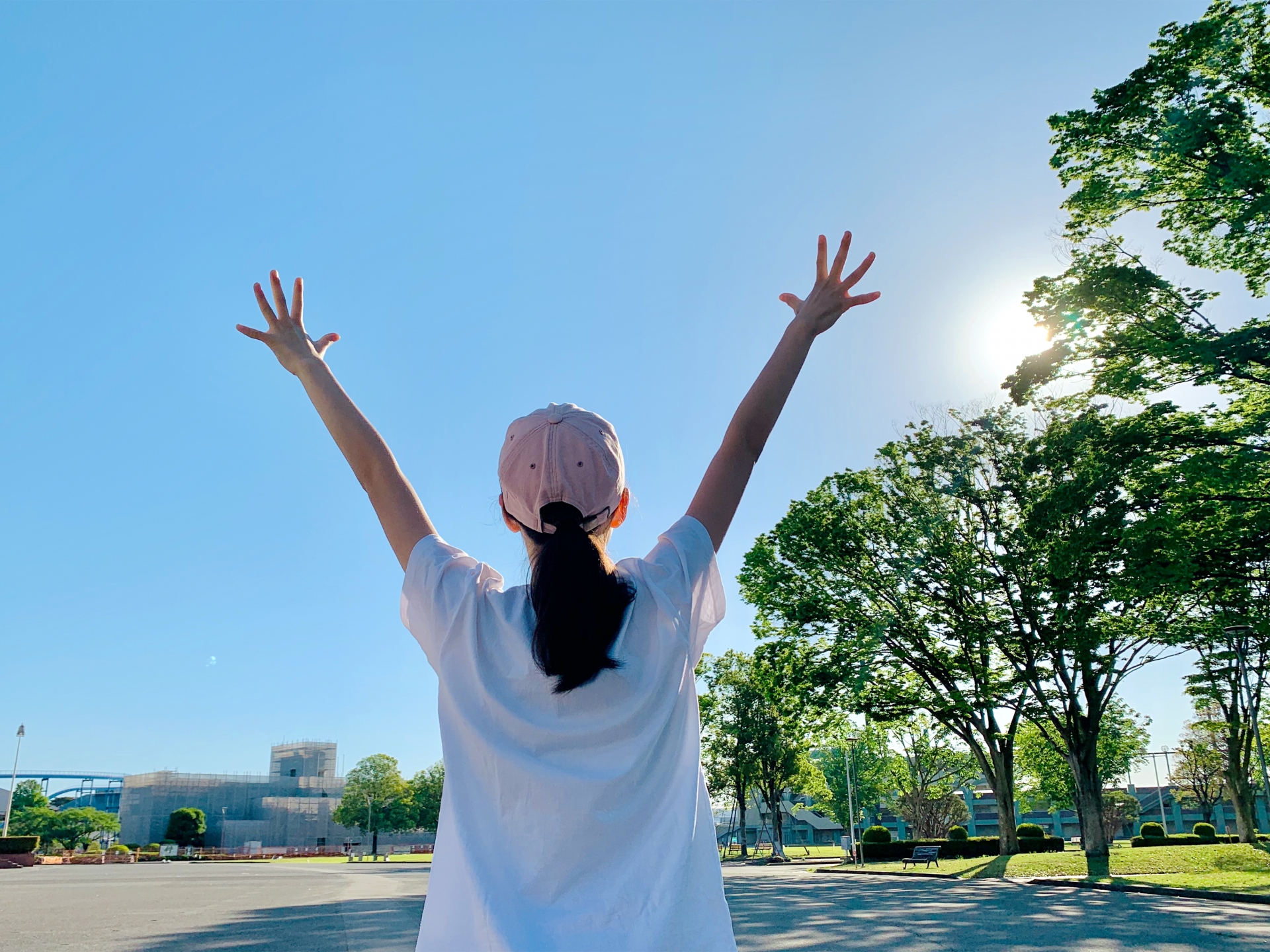 空に手を広げる女性