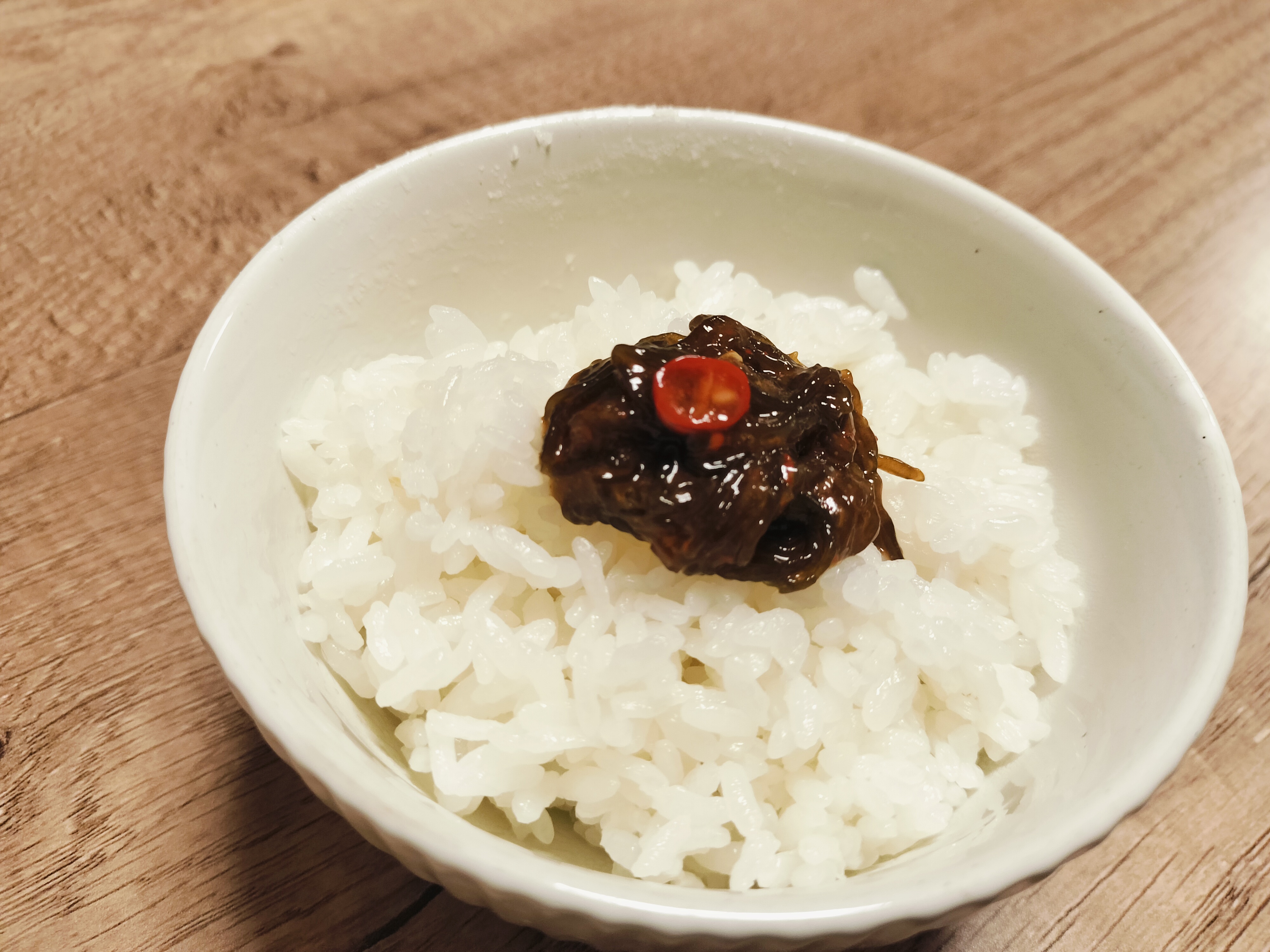 もずくキムチをご飯にのせた様子