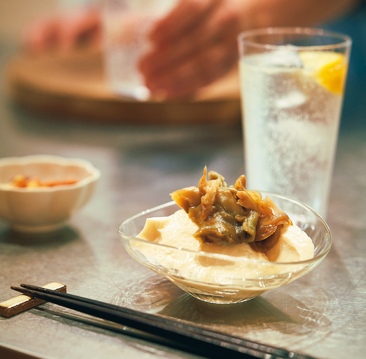晩酌シーン。小皿に豆腐と搾菜。