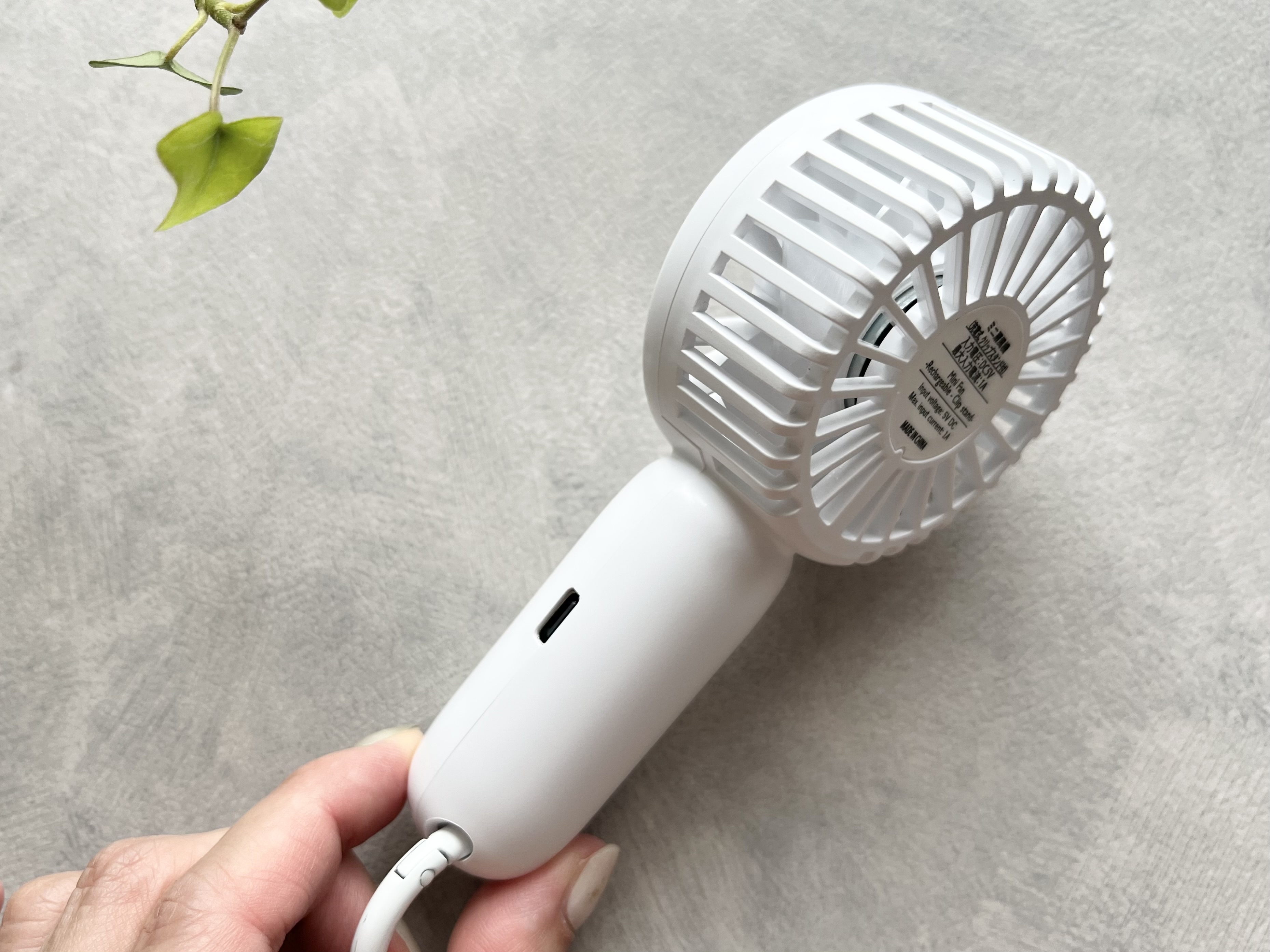 ダイソーの「ミニ扇風機(充電式、クリップスタンド付)」の商品画像