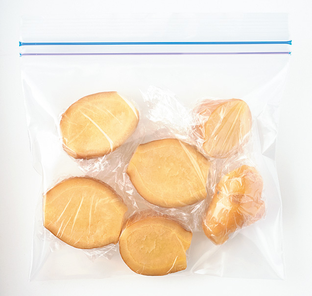 1かけ分ずつラップで包み保存袋に入れたしょうが