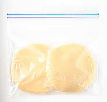 小分けして保存袋に入れた餃子の皮