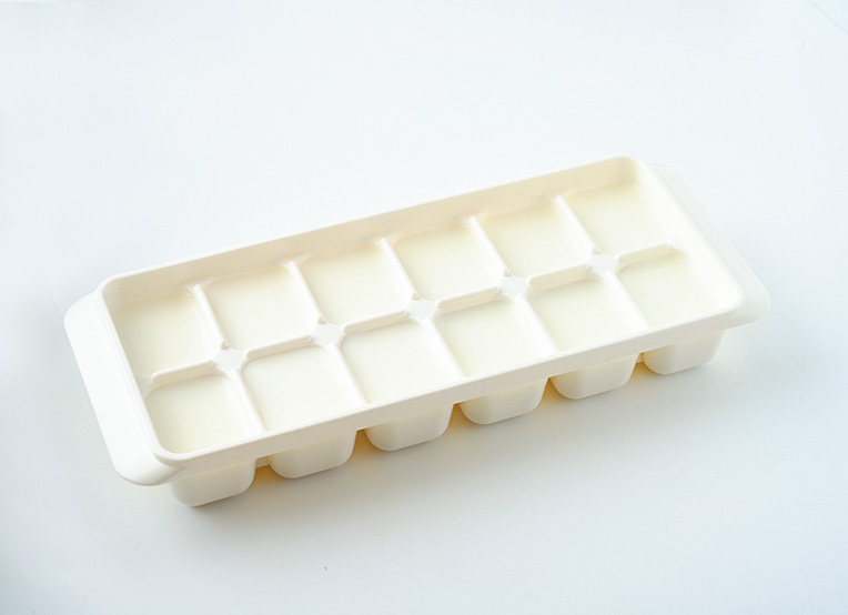製氷皿で凍らせた牛乳