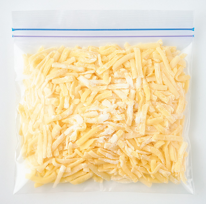 保存袋に入れたピザ用チーズ