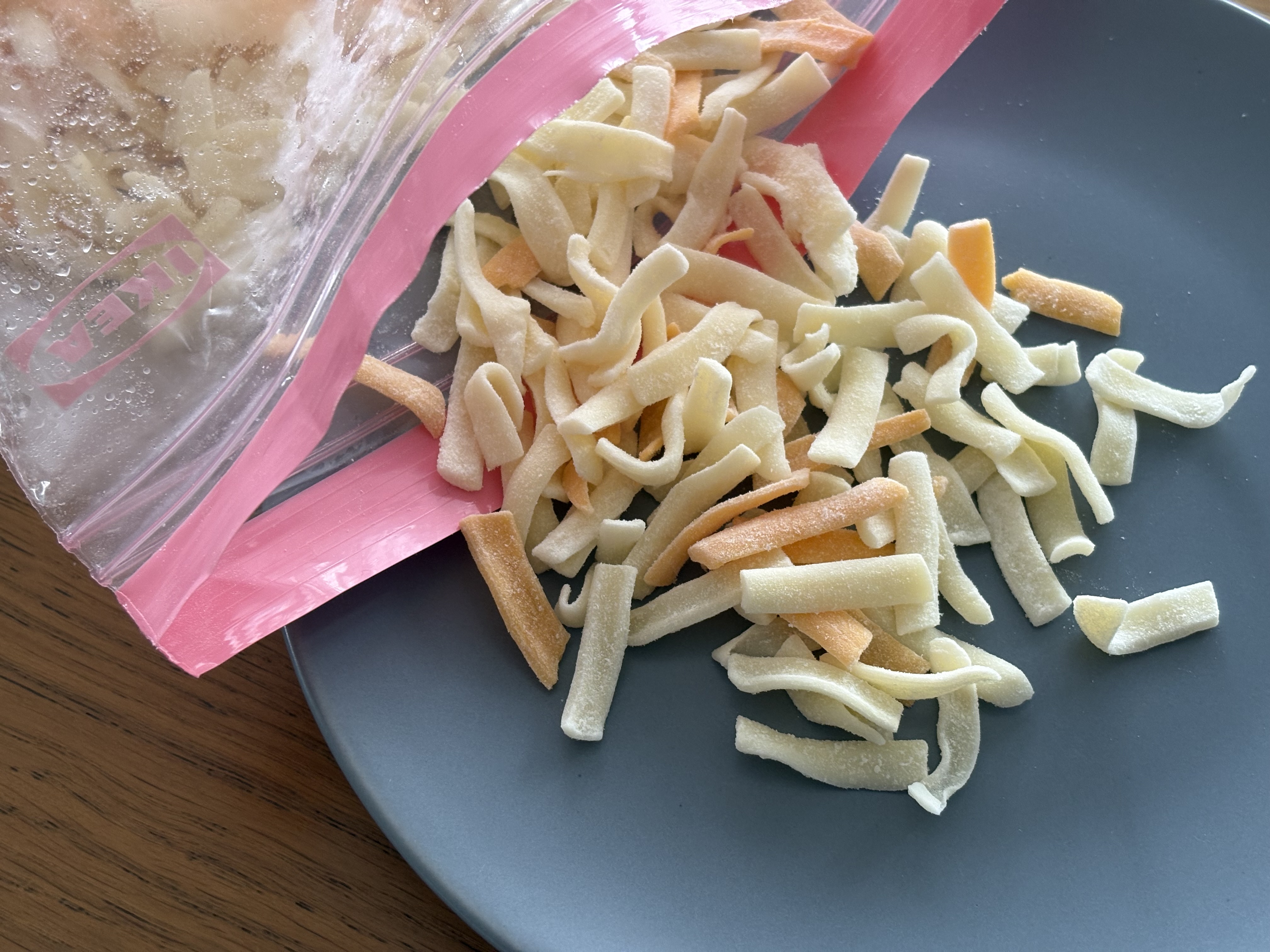 片栗粉をまぶして冷凍したシュレッドチーズ