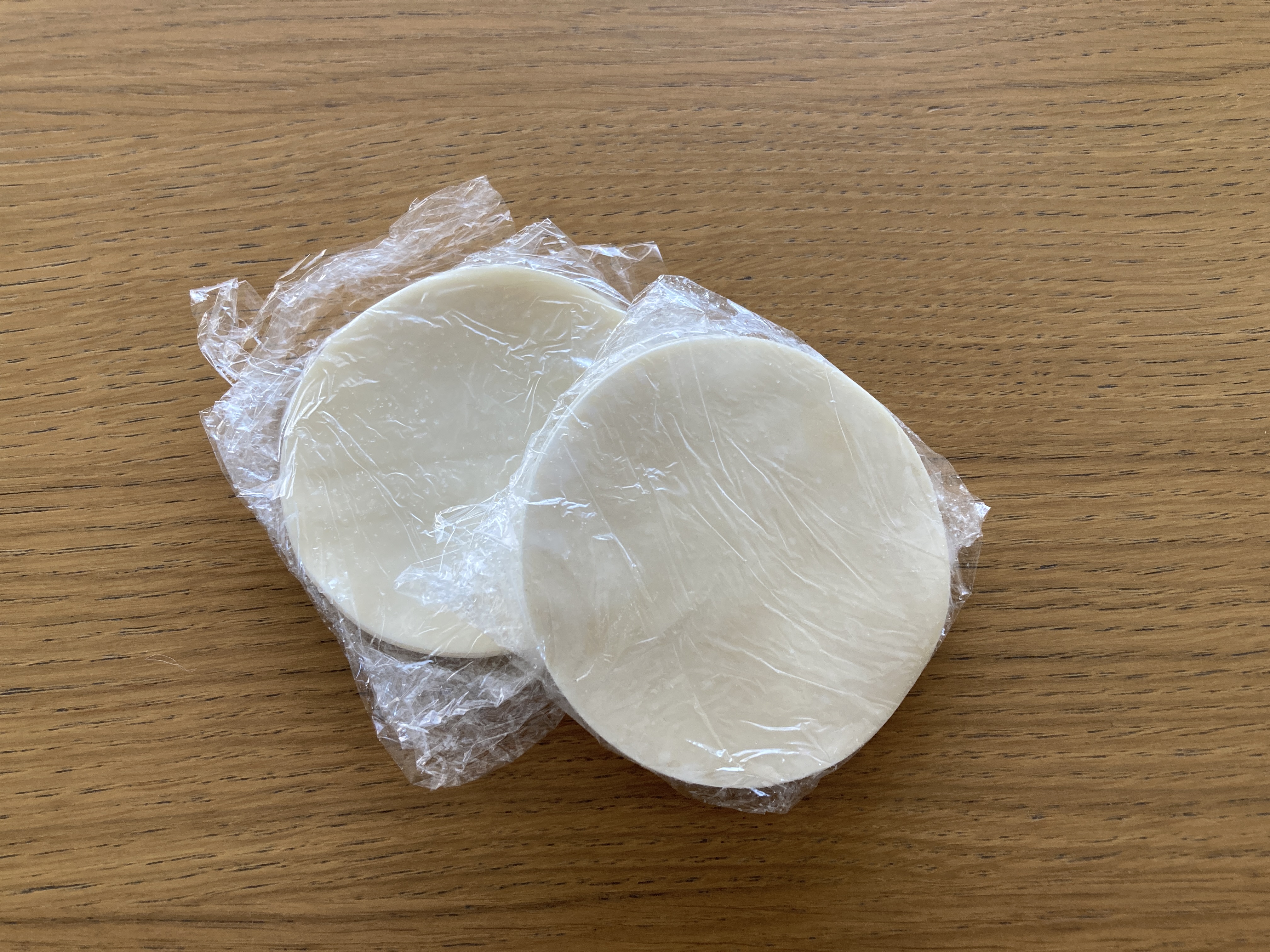 ラップに小分けした餃子の皮